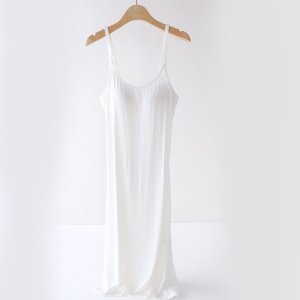 Weißes Nachthemd für Schwangerschaft und Stillzeit, auf einem hölzernen Kleiderbügel, auf weißem Hintergrund