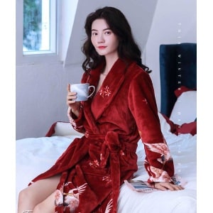 Molton-Pyjama-Bademantel mit Vogeldruck für Frauen, getragen von einer Frau