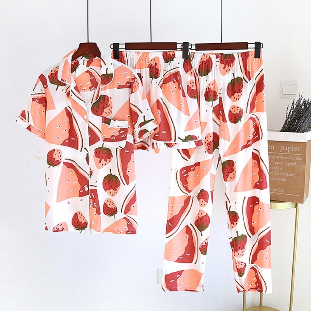 Dreiteiliger Damenpyjama mit Melonen- und Erdbeermuster, hängend mit weißem Hintergrund