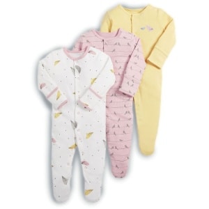 Dreiteiliger Overall-Pyjama mit Feder- und Vogelmotiv für Babys mit weißem Hintergrund