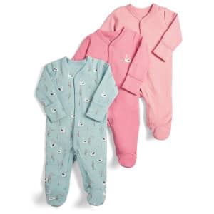 Dreiteiliger Baby-Overall-Pyjama mit Gänsemuster und weißem Hintergrund