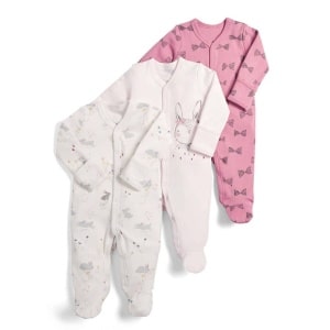 Dreiteiliger Baby-Overall-Pyjama mit Kaninchenmotiv und Schleife mit weißem Hintergrund