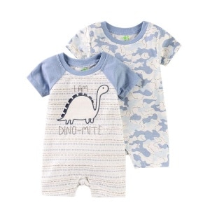 Einteiliger Babystrampler-Pyjama mit Dinosaurier- und Camouflagemuster mit weißem Hintergrund