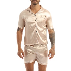 Pyjama aus beigem Satin, getragen von einem Mann mit einem Tattoo auf seinem linken Arm. Der Pyjama besteht aus Shorts und einem Hemd mit Knöpfen auf der Vorderseite