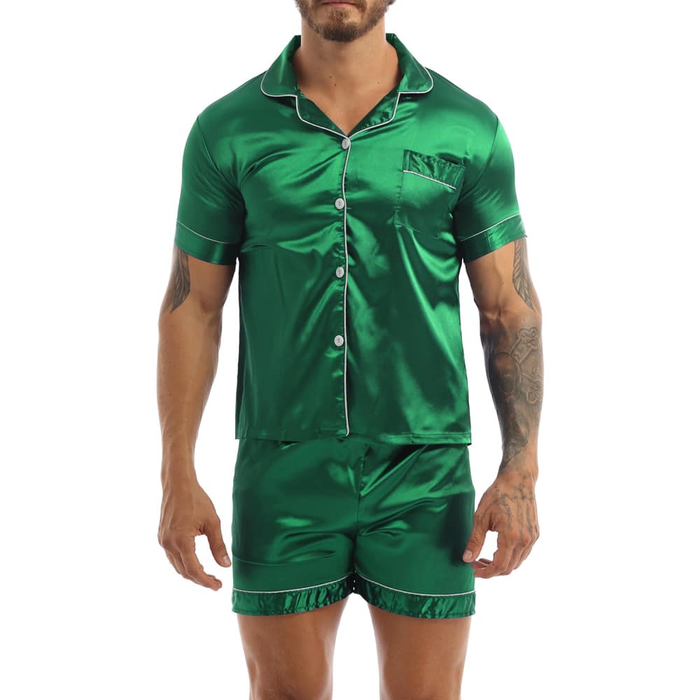 Pyjama aus grünem Satin, getragen von einem Mann mit einem Tattoo auf seinem linken Arm. Der Pyjama besteht aus Shorts und einem Hemd mit Knöpfen auf der Vorderseite