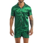 Pyjama aus grünem Satin, getragen von einem Mann mit einem Tattoo auf seinem linken Arm. Der Pyjama besteht aus Shorts und einem Hemd mit Knöpfen auf der Vorderseite