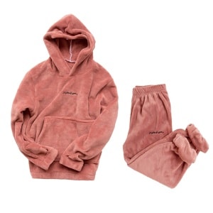 Zweiteiliger Pyjama, bestehend aus einem rosafarbenen Kapuzenpullover aus Fleece-Material. Das Sweatshirt hat eine Kängurutasche auf der Vorderseite. Die rosafarbene Hose ist ebenfalls aus Fleece und hat einen Gummizug in der Taille.