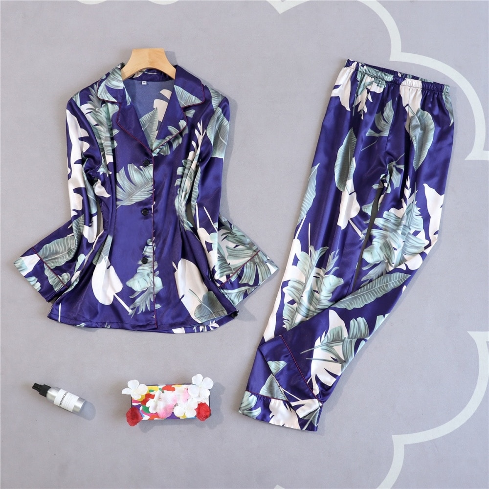 Zweiteiliger Frühlingspyjama mit Blätterdruck für modische Frauen auf einem Gürtel