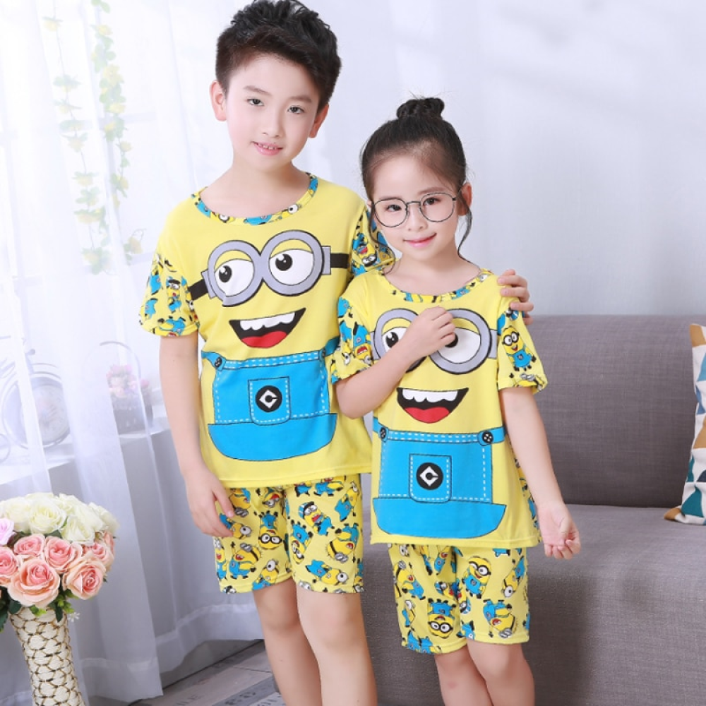Kurzärmeliger Sommerpyjama mit Minions-Druck für Kinder, die von Kindern in einem Haus getragen werden