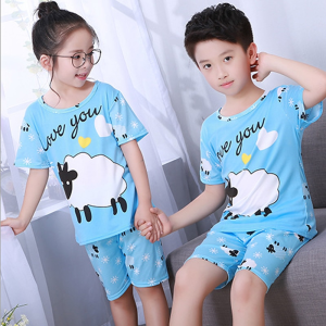Blauer Sommerpyjama mit kurzen Ärmeln und Schafdruck für Kinder, die von Kindern in einem Haus getragen werden