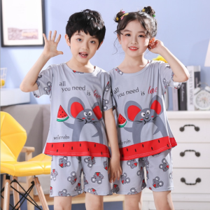 Grauer Sommerpyjama mit kurzen Ärmeln und Mausmustern für Kinder, getragen von einem kleinen Mädchen und einem kleinen Jungen in einem Haus