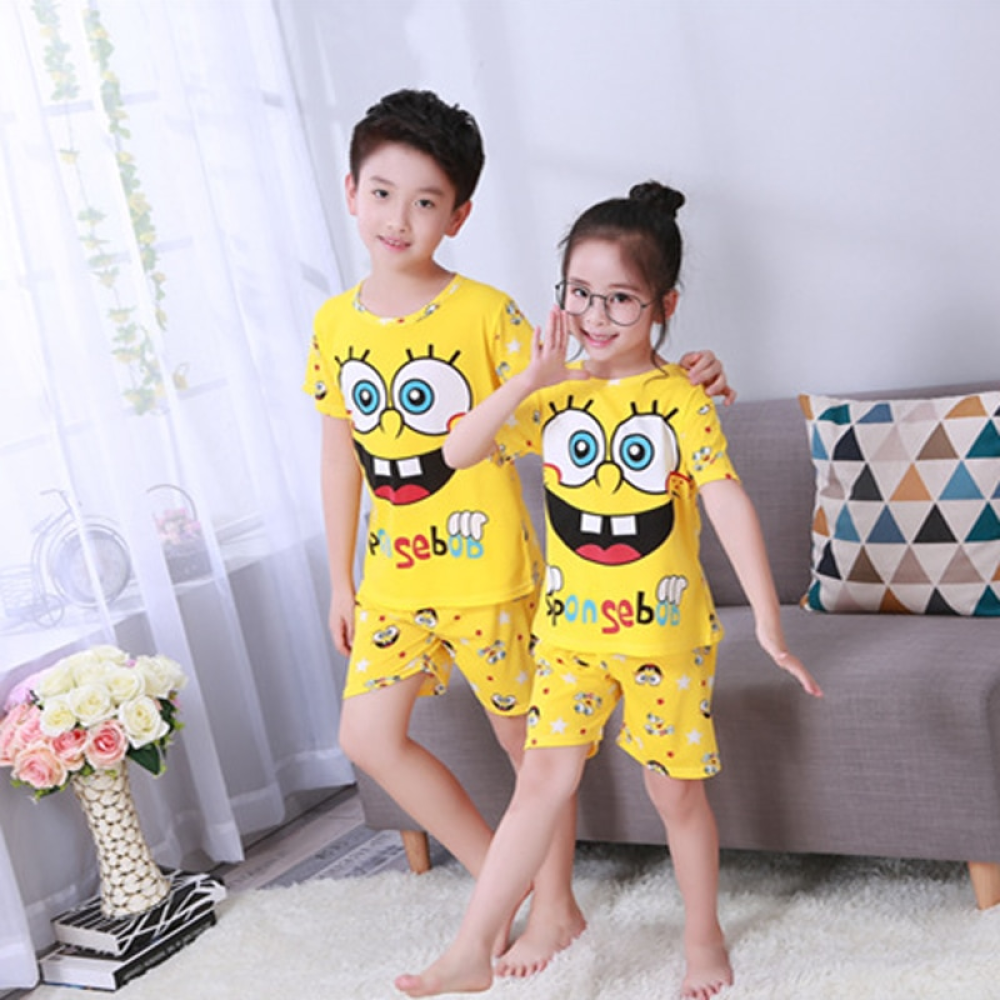 Gelber Sommerpyjama mit SpongeBob-Muster für Kinder, der von Kindern in einem Haus getragen wird