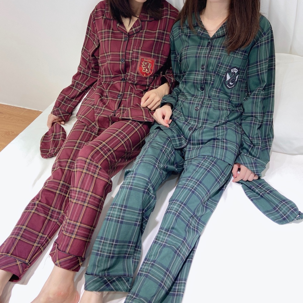Harry Potter Pyjama-Set mit Karos, ein grünes und ein rotes mit zwei Frauen, die den Pyjama im Bett tragen
