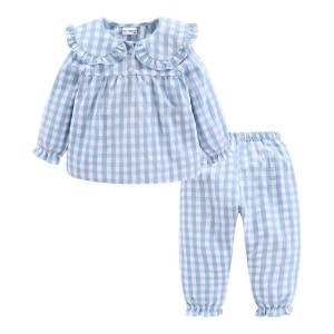 Blauer Kinderpyjama mit Karomuster, bestehend aus zwei Teilen, einem Oberteil in Form eines Hemdes und einem Unterteil in Form einer Hose