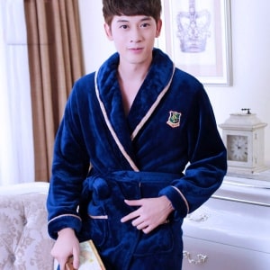 Marineblauer Kimono-Pyjama aus Flanell für Männer, der von einem Mann in einem Haus getragen wird