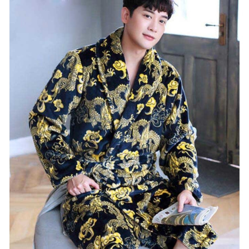 Flanellpyjama mit Drachendruck für Männer, sehr hohe Qualität, getragen von einem Mann in einem Haus