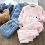 Pyjama mit weichem Katzenmotiv in zwei Farben, blau und rosa, und in zwei Teilen, einer Hose und einem warmen Oberteil