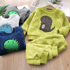 Kuscheliger Dino-Pyjama in verschiedenen Farben mit Holzboden