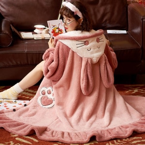 Langer Fleece-Pyjama mit Kapuze Kaninchen für Frauen rosa mit einem Hintergrund ein Sofa