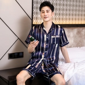 Luxus-Pyjama mit kurzen Ärmeln und Umlegekragen für Männer mit einem Mann, der den Pyjama trägt, mit einem Hintergrund ein Zimmer