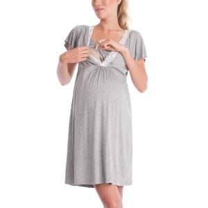 Graues Nachthemd für Schwangere mit einer schwangeren Frau, die das Hemd trägt, und einem weißen Hintergrund
