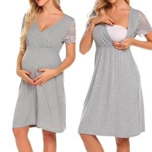 Graues Nachthemd für schwangere Frauen, das das Stillen erleichtert. Es wird von einer blonden Frau getragen