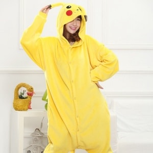 Pikachu-Kombination mit einer Frau, die den Pyjama trägt, und einem Schlafzimmerhintergrund