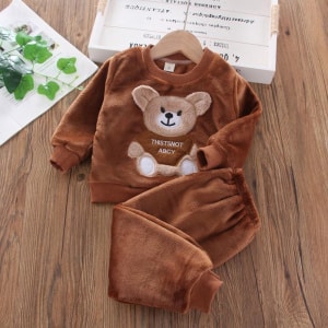 Modischer brauner Kinderpyjama aus Flanell und Fleece auf einem Gürtel