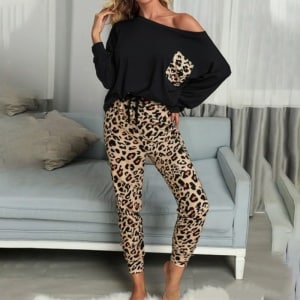 Pyjama für Frauen mit Leopardenmuster, mit einem Hintergrund in einem Zimmer