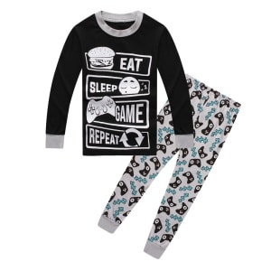 Pyjama für Liebhaber von Videospielen in schwarz und grau mit weißem Hintergrund