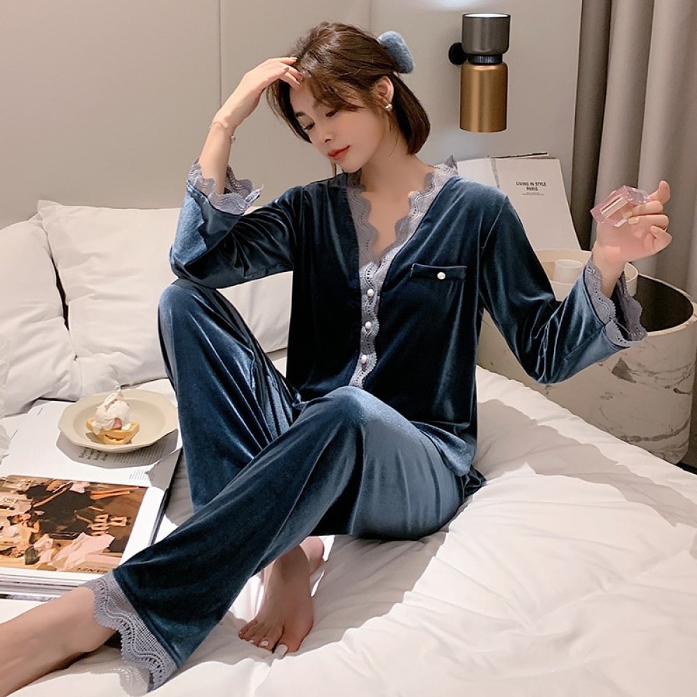 Pyjama mit warmem V-Ausschnitt mit einer Frau, die den Pyjama im Bett trägt