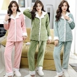 Pyjama mit weicher Fleece-Bluse mit drei verschiedenen Farben ist drei Frauen, die den Pyjama tragen