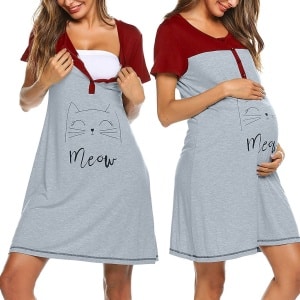 Pyjama Nachthemd speziell für die Schwangerschaft mit zwei schwangeren Mädchen, die den Pyjama und einen weißen Hintergrund tragen