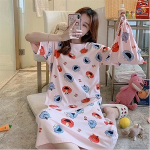Pyjama Nachtkleid mit kurzen Ärmeln und Elmo-Print von einer Frau in einem Haus getragen