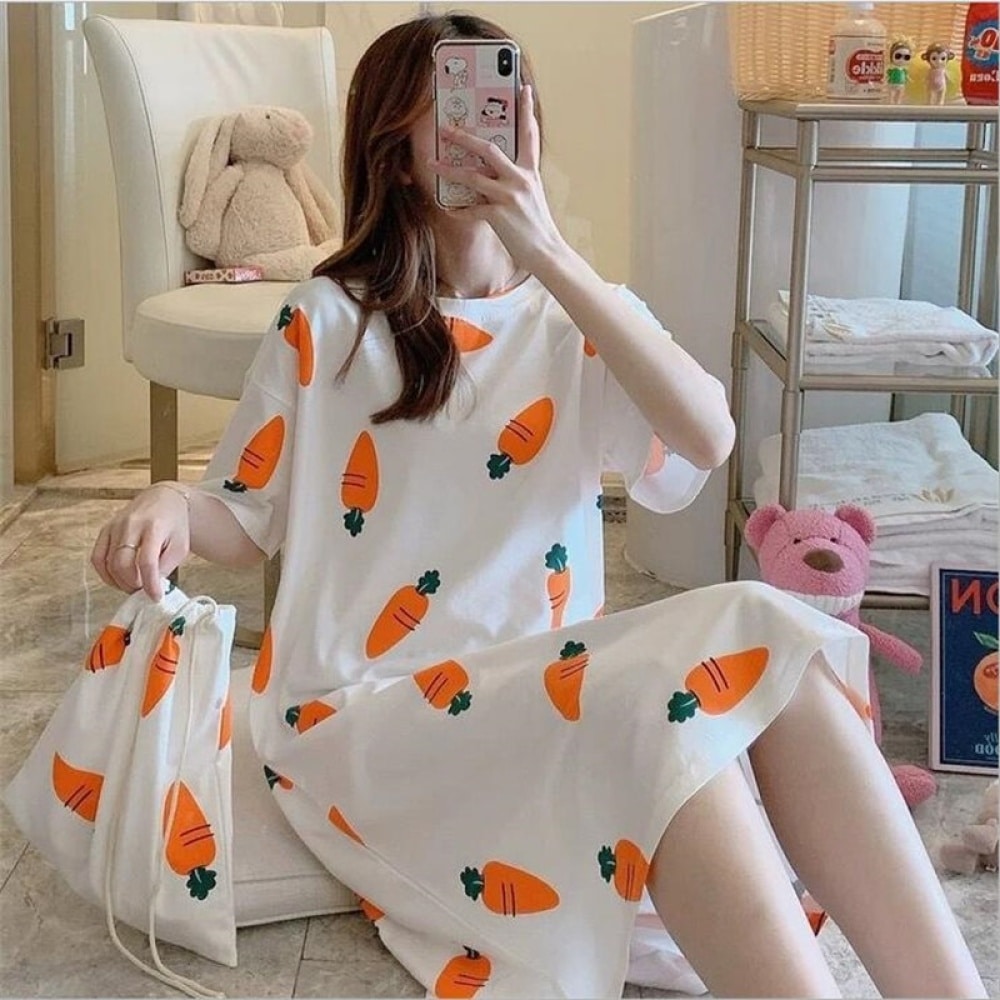 Pyjama-Nachtkleid aus Baumwolle mit Rundhalsausschnitt und Karottenmuster mit einer kompletten Tasche, getragen von einer Frau