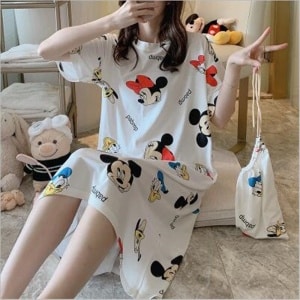 Pyjama Nachtkleid aus Baumwolle mit Mickey-Mouse- und Minnie-Muster mit einer kompletten Tasche, die von einer Frau getragen wird