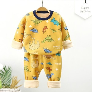 Warmer Fleece-Pyjama mit Dinosaurier-Motiv für Jungen in Gelb, sehr bequem auf einem Gürtel
