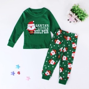 Pyjama "Santa's little helper" grün mit weißem Hintergrund und einer Pflanze mit Sternen