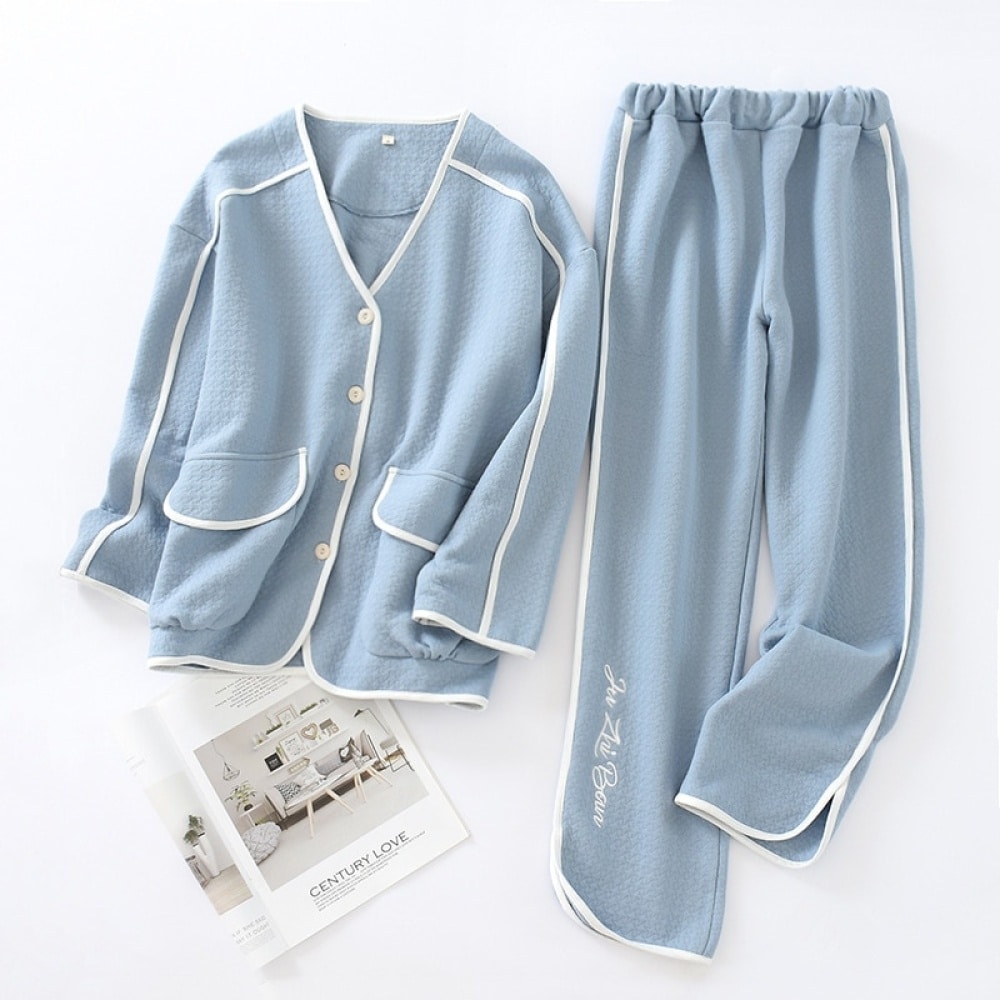 Pyjama Schlaflauf blau mit weißen Details und weißem Hintergrund