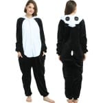 Schwarz-weißer Panda-Pyjama-Overall für Frauen mit weißem Hintergrund