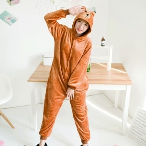 Brauner Bären-Pyjamaanzug für Frauen mit Schreibtischhintergrund