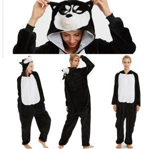 Schwarzer Husky-Pyjama-Overall für Frauen mit weißem Hintergrund