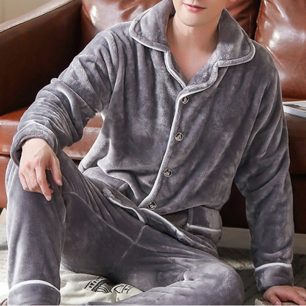 Retro-Winterpyjama für Männer in dickem Grau mit einem Mann, der den Pyjama trägt