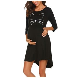 Junge Frau mit einem schwarzen Schwangerschaftsnachthemd mit Katzenmotiv