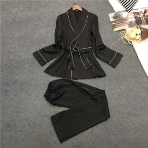 Sexy Kimono-Pyjama für Frauen, schwarz mit grauem Hintergrund