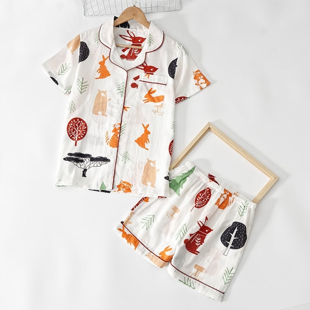 Sommerpyjama aus Baumwolle mit kurzen Ärmeln und Umlegekragen für Frauen auf einem Gürtel und einem Rahmen
