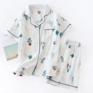 Weißer Sommerpyjama mit kurzen Ärmeln und modischem grünem Blumendruck
