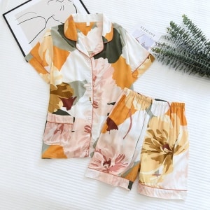 Sommer-Pyjama-Set mit kurzen Ärmeln und Blumendruck für Frauen mit einem Bilderrahmen