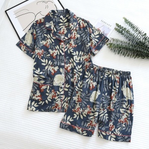 Legerer Sommerpyjama mit kurzen Ärmeln mit tropischem Blumen- und Kaninchendruck und einem Fotorahmen auf der Seite