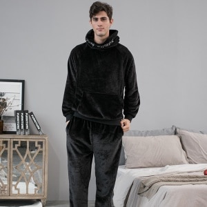 Schwarzer warmer Herrenpyjama mit Kapuze, er wird von einem großen und jungen Mann getragen